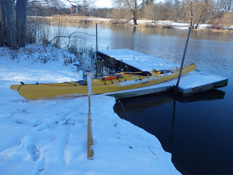 Bild. Badankan P&H Delphin 150 vid kanotbryggan i snö.