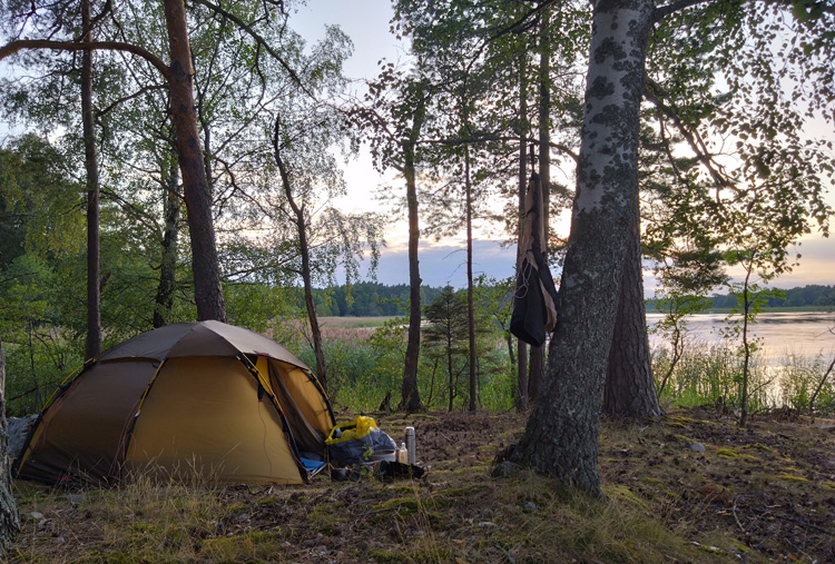 Bild. Tältet på udden i kvälssol.