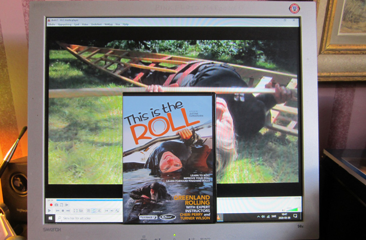 Bild. Framför dataskärmen står cd:n This is the Roll med Cheri Perry och Turner Wilson.
